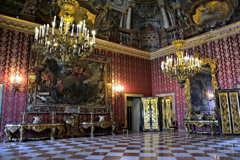 Palais Royal De Naples Opulence Et Splendeur San Ferdinando