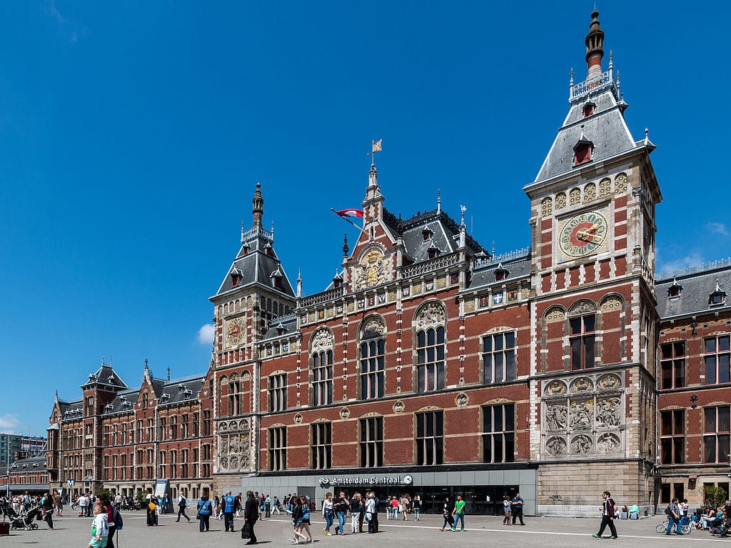 Centraal Station, gare centrale d'Amsterdam.