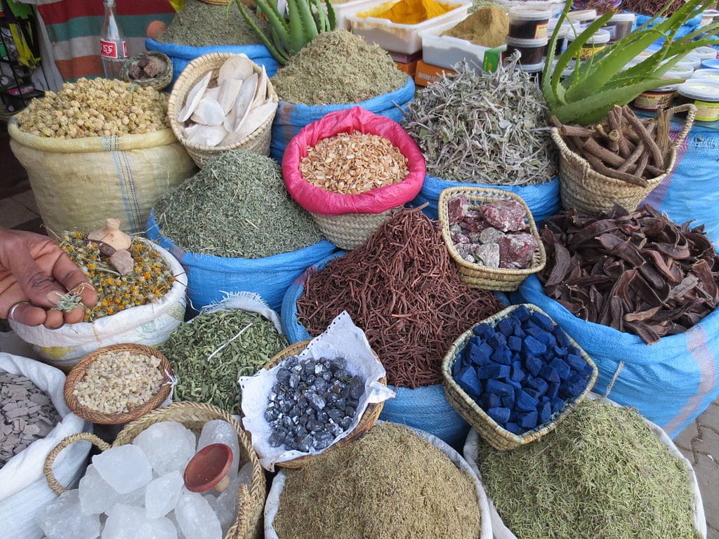 Souk dans le Mellah : Herbes médicinales et produits de beauté naturelles.