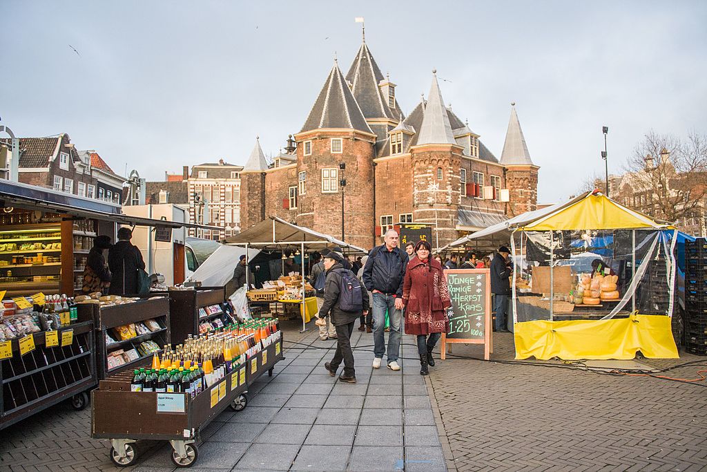 Sur le marché de Nieuwmarkt avec l'ancienne fortification et balance publique : Den Waag. Dans le Centre historique à la limite du quartier rouge et de Chinatown. Photo de Shadowgate.