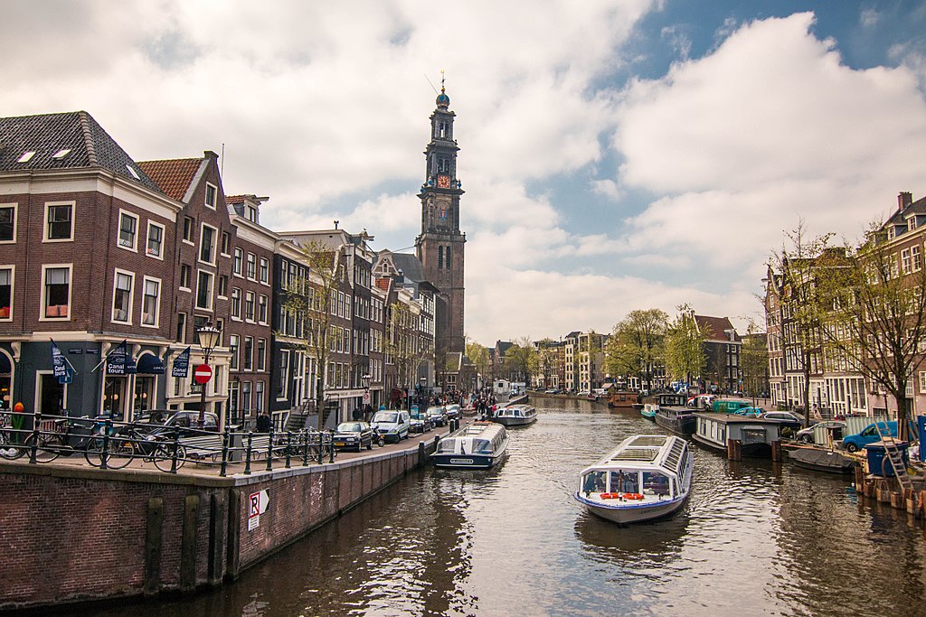 Clocher de l'église de Westerkerk, l'église de l'ouest entre canaux et quartier de Jordaan à Amsterdam - Photo de Neshom