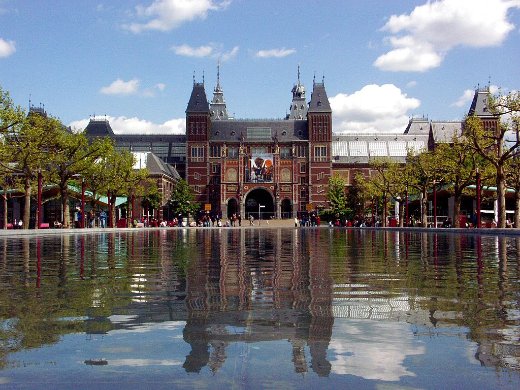 Musée du Rijksmuseum d'Amsterdam vue depuis le sud et Museumplein.