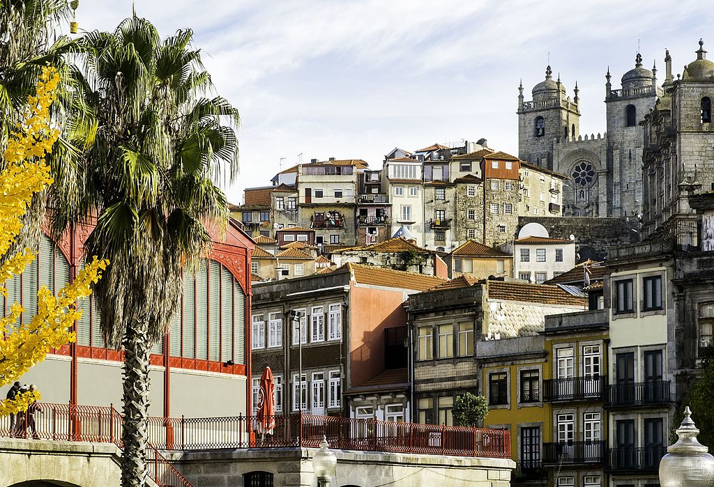 > Cathédrale de Porto au sommet d'une colline de la Vieille Ville. Photo de Fred Bigio