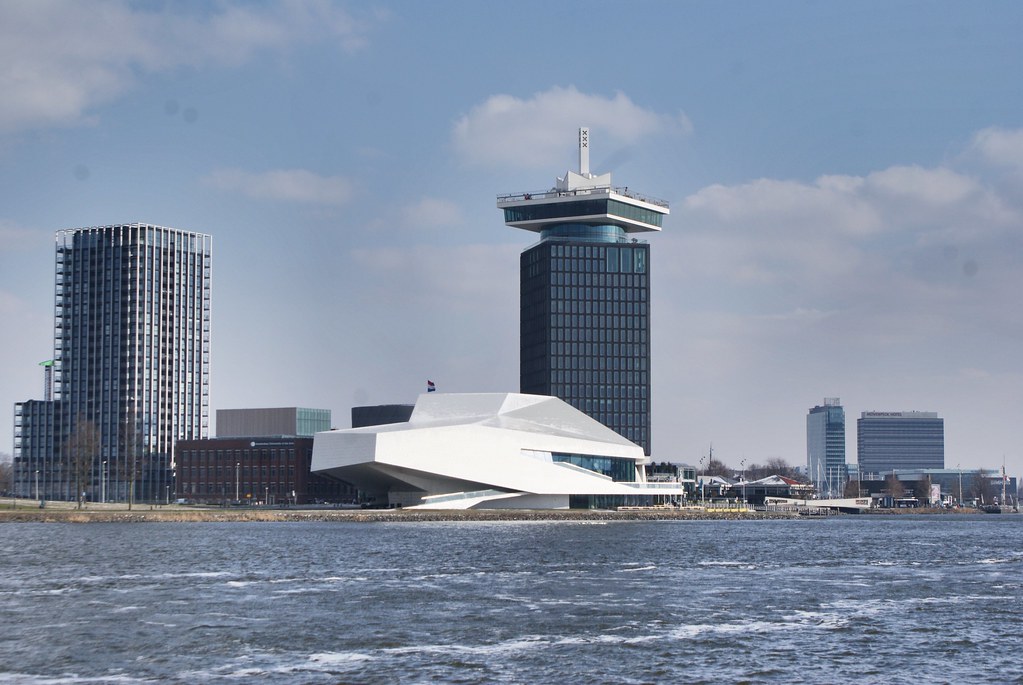 > Vue sur l'Eye FilmMuseum et l'A'dam tower dans le quartier d'Overhoeks à Amsterdam.