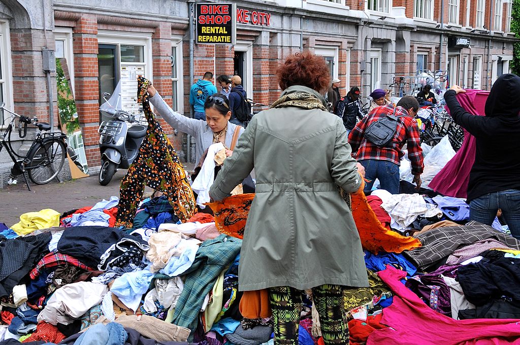 Sur le marché de Waterlooplein à Amsterdam - Photo de facemepls