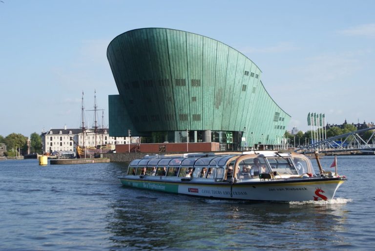Croisière en bateau mouche sur les canaux d'Amsterdam, ici devant le musée des sciences Némo.