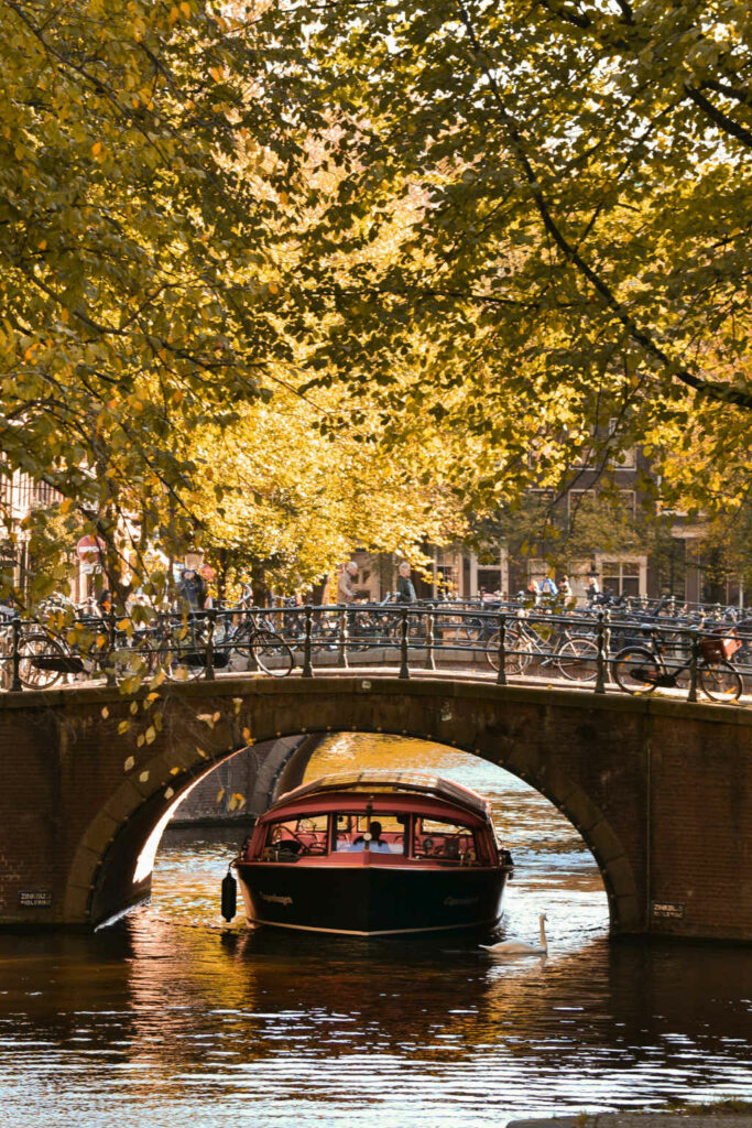 Bateaux sur un canal d'Amsterdam. Photo de Claudia Lorusso