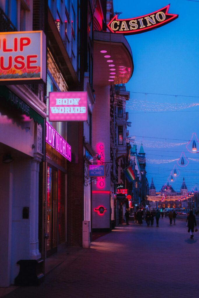 Sur l'une des artères principales de la vieille ville : Damrak. Photo de Marc Kleen.