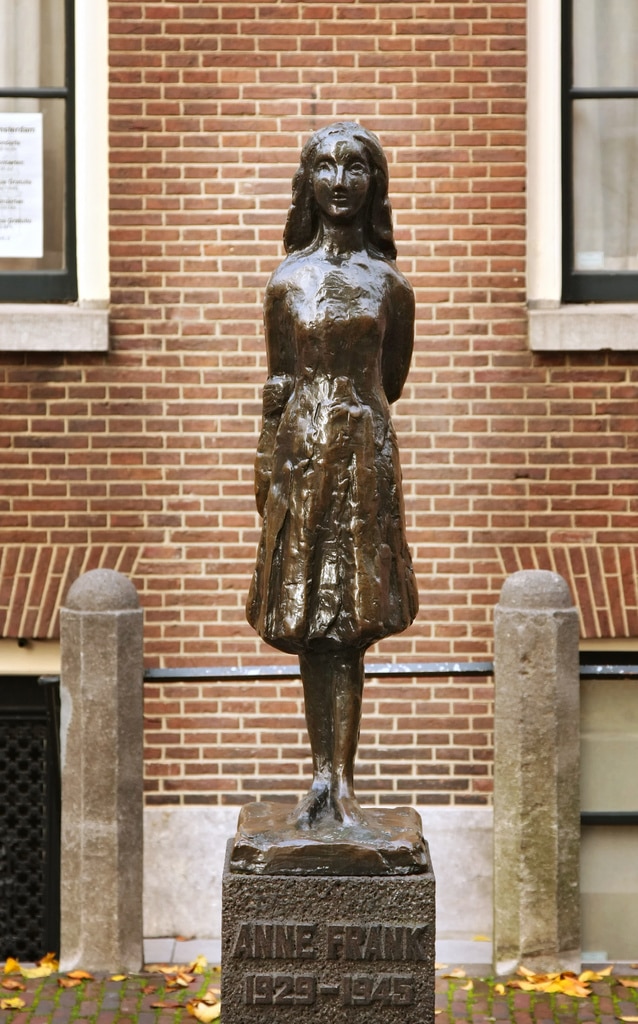 Statue d'Anne Frank près l'église Westerkerk entre les canaux d'or et le quartier de Jordaan à Amsterdam - Photo de drobm