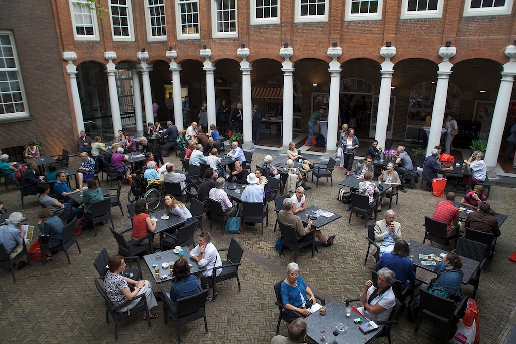 Café dans la cour du Musée d'histoire d'Amsterdam.