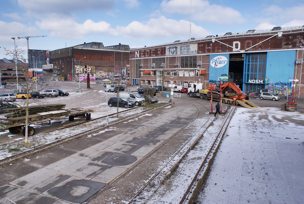 Paysage industriel dans le quartier de NDSM à Amsterdam (nord) sous un brin de neige.