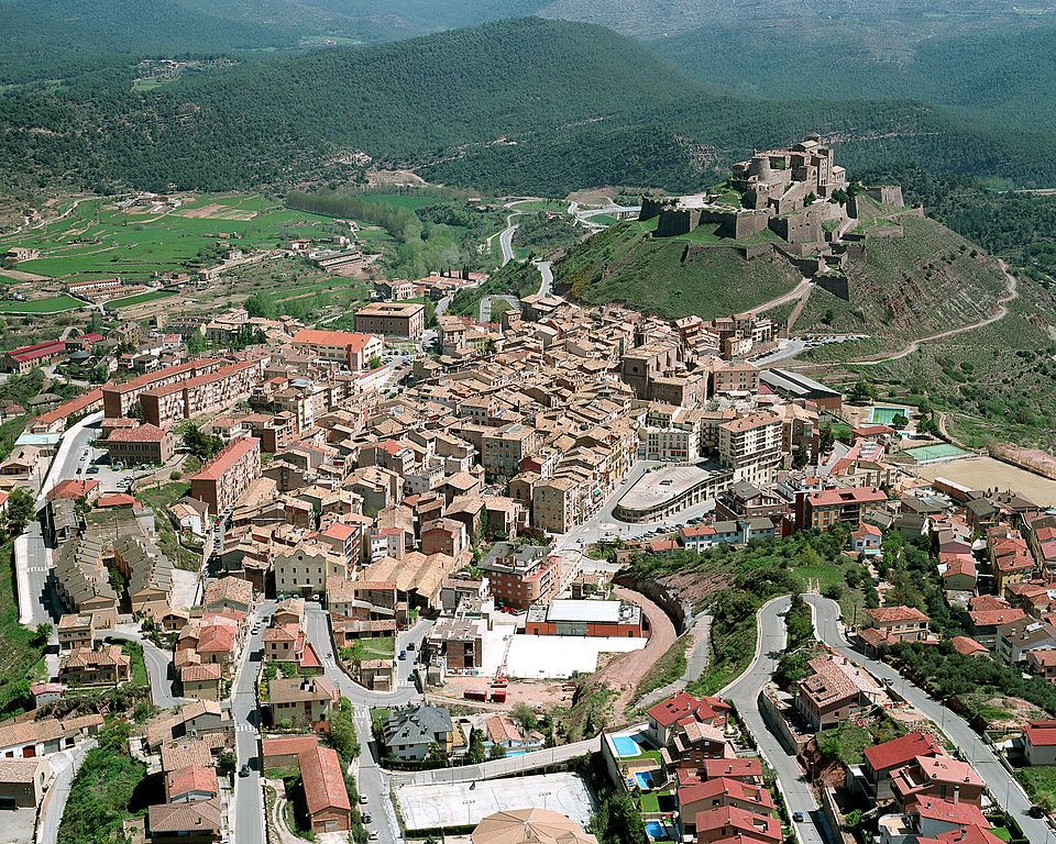 Vue sur la ville ancienne de Cardona et son chateau - Photo de Paradores - Licence ccbysa40