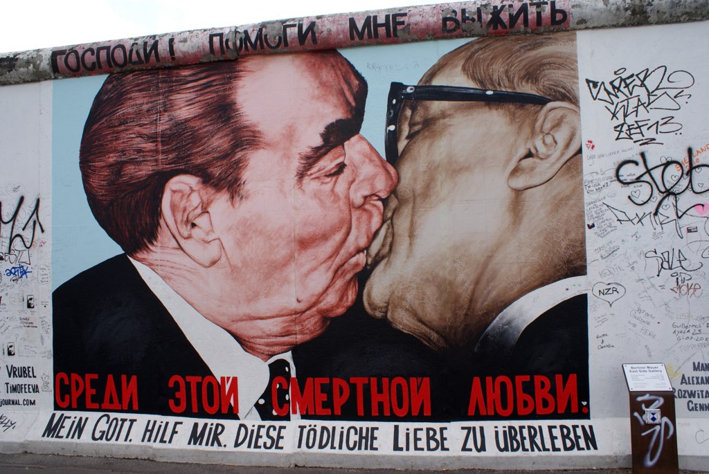 Un baiser entre camarades à l'East Side Gallery de Berlin.