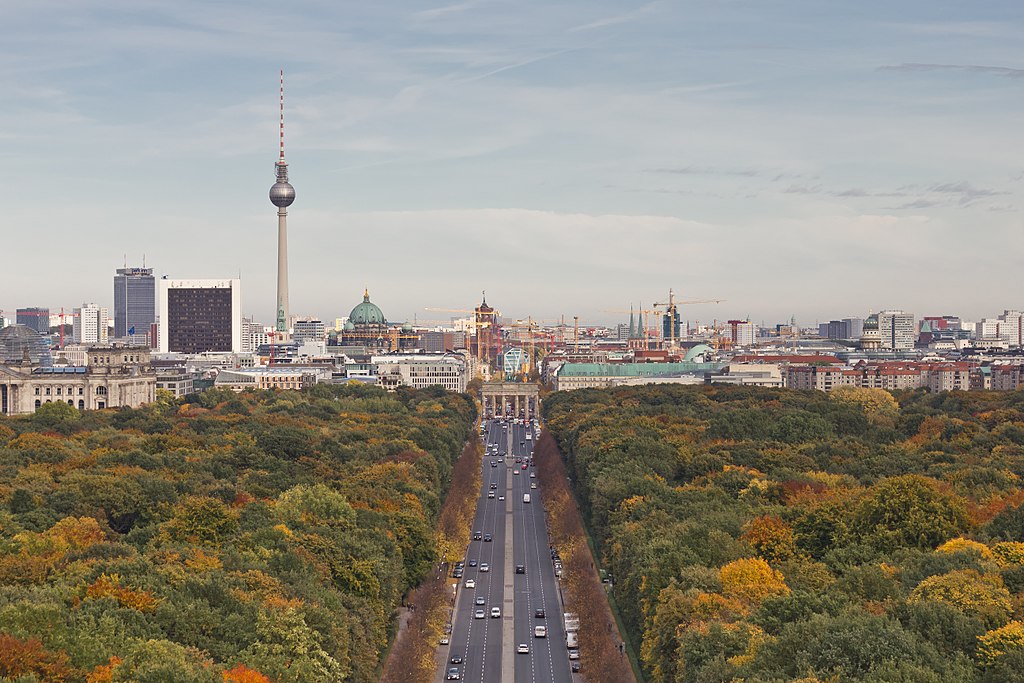 Vue sur le quartier de Mitte depuis la Colonne de la Victoire dans le parc du Tiergarten à Berlin. Photo de A. Savin