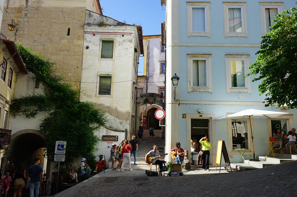 Concert de rue sur l'artère principale du Vieux Coimbra.