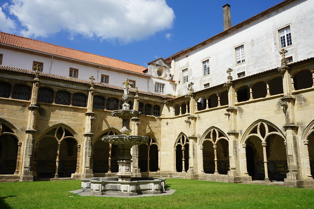 Cloître du monastère de Santa Cruz (Sainte Croix) de Coimbra.