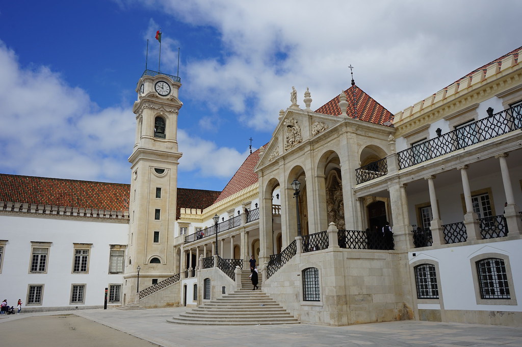 Escalier majestueux de l'Université de Coimbra.