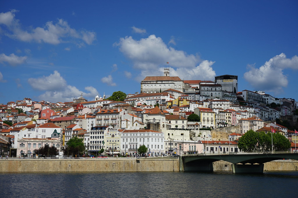 Vue sur Coimbra depuis la rive opposée du Mondego.