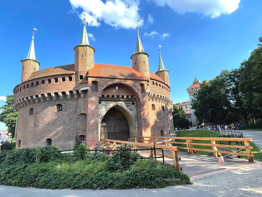 Lire la suite à propos de l’article Barbacane & porte Florianska à Cracovie: Fortifications médiévales