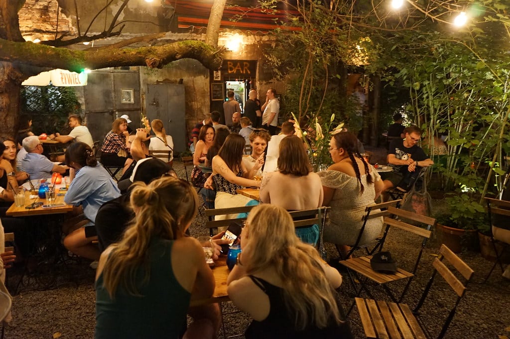 Dans la cour du bar Eszeweria à Kazimierz, Cracovie. 