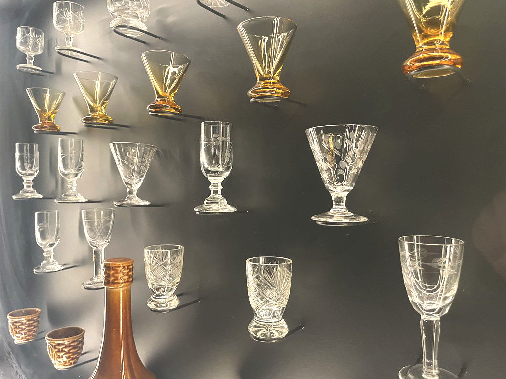 Florilège de verres dans le musée de la vodka à Cracovie.