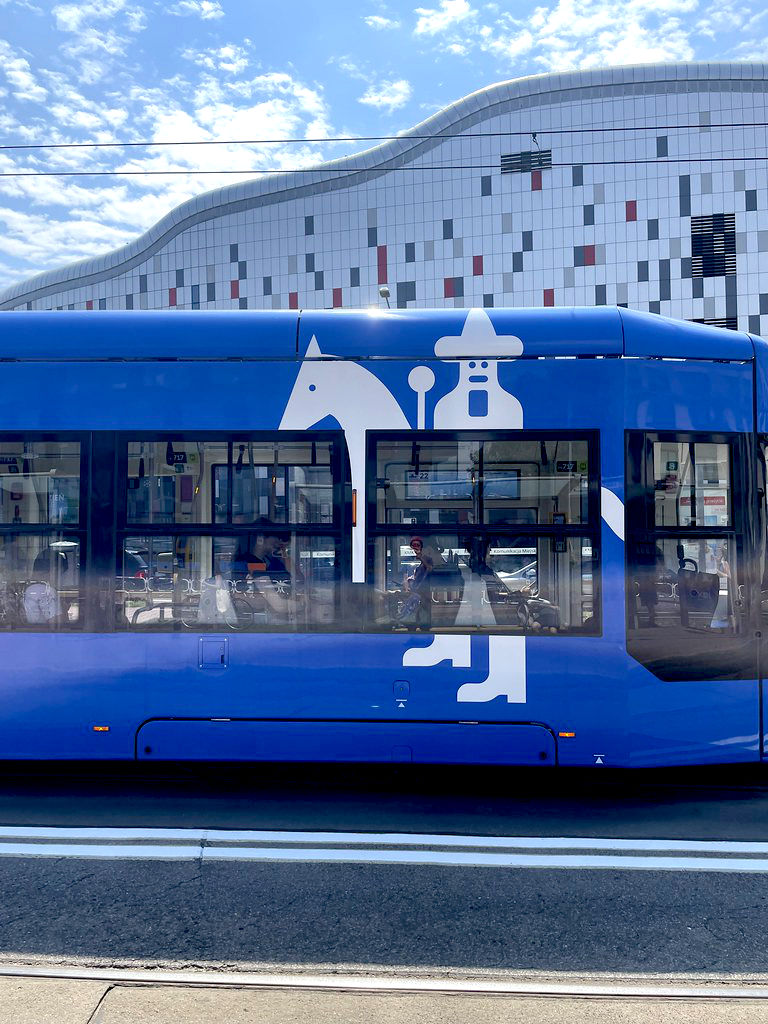 Lajkonik représenté sur un tramway de Cracovie.