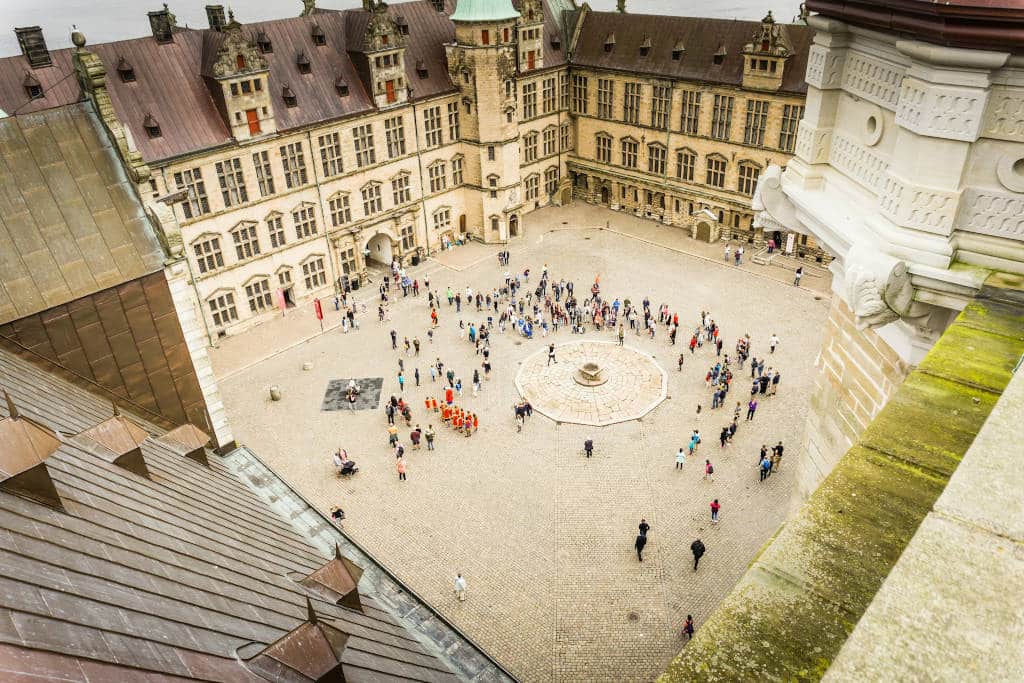 Dans la cour du chateau de Kronborg à Helsingor - Photo de Jens Herrndorff - Licence unsplash