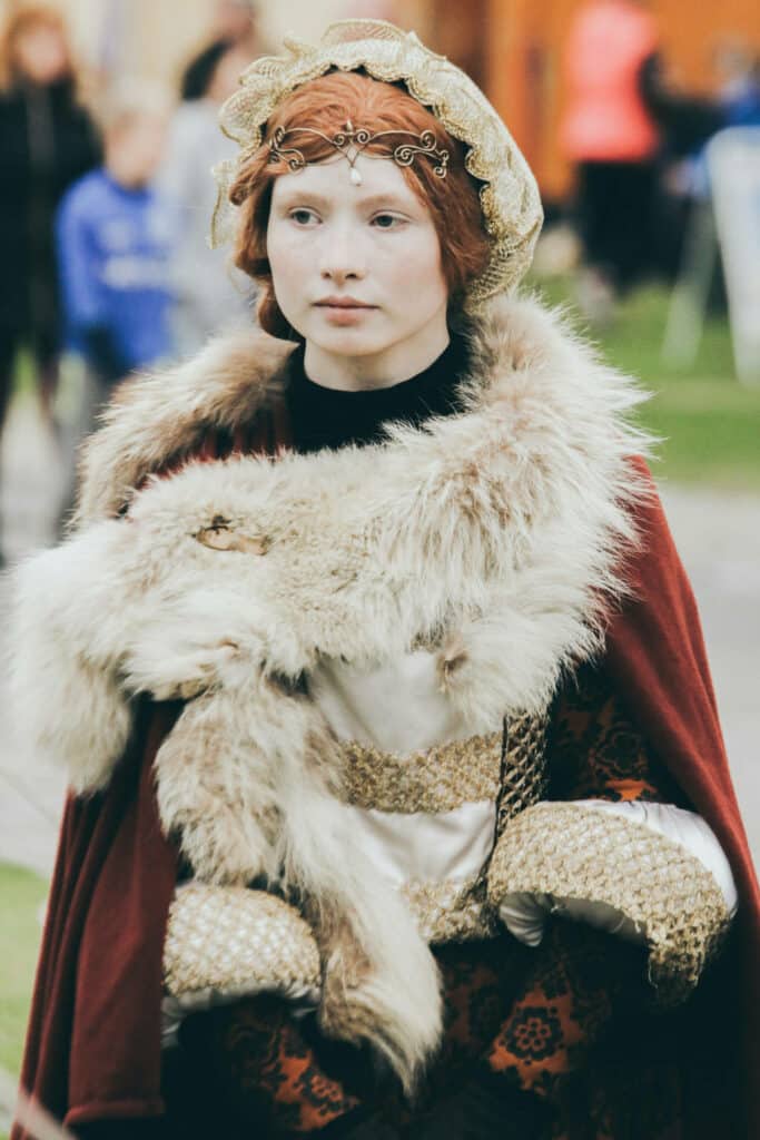 Femme en costume Renaissance (?) à Helsingor au Danemark - Photo de Nick Karvounis - Licence unsplash