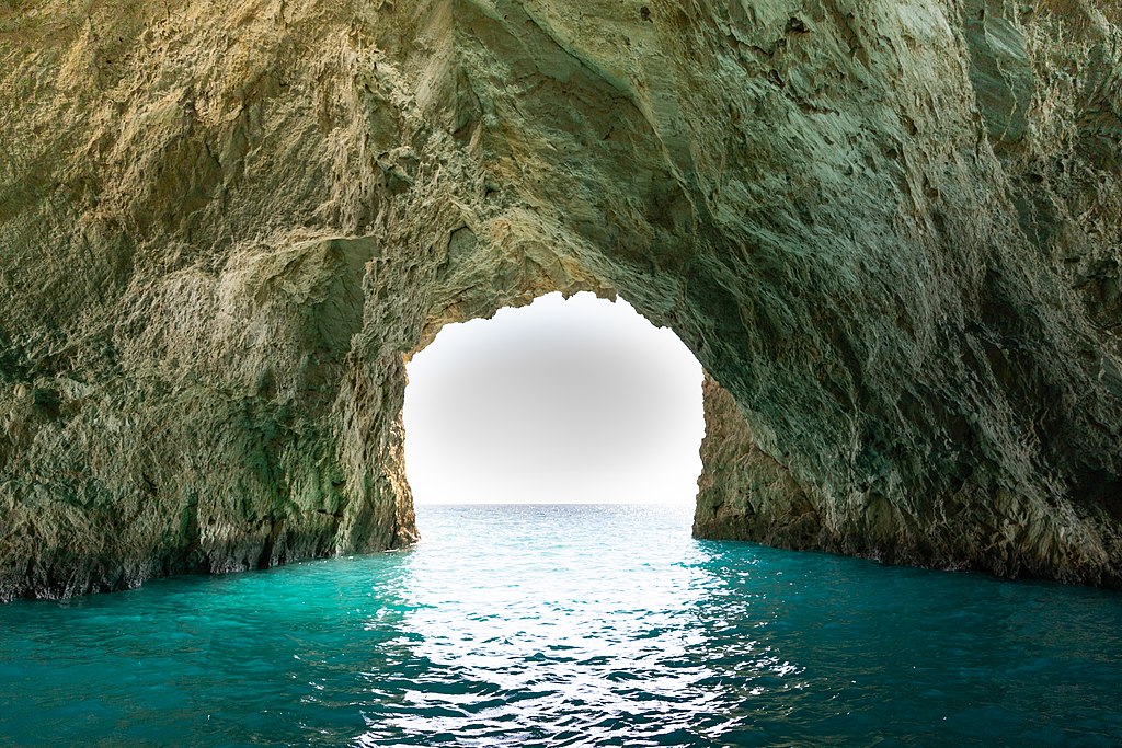 Grotte bleue sur l'île de Zakynthos - Photo de Dronepicr - Licence ccby 2.0