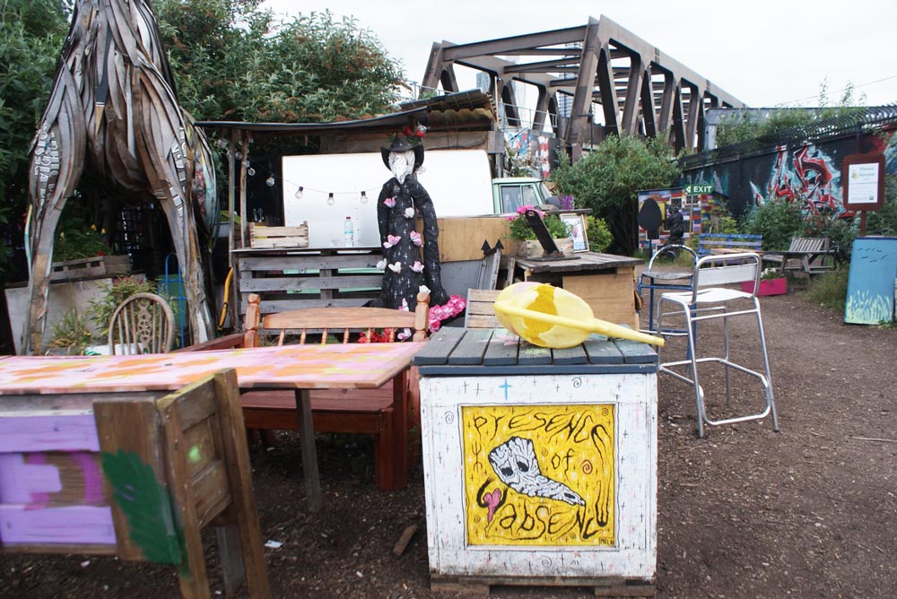 Salon en plein air au Nomadic community garden de Londres.