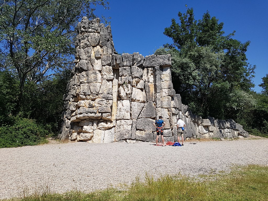 Mur d'escalade dans le parc de Miribel Jonage près de Lyon - Photo de Gileri - Licence ccbysa 40