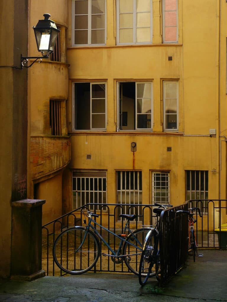 Cour dans le Vieux Lyon - Photo de Simon Payne.