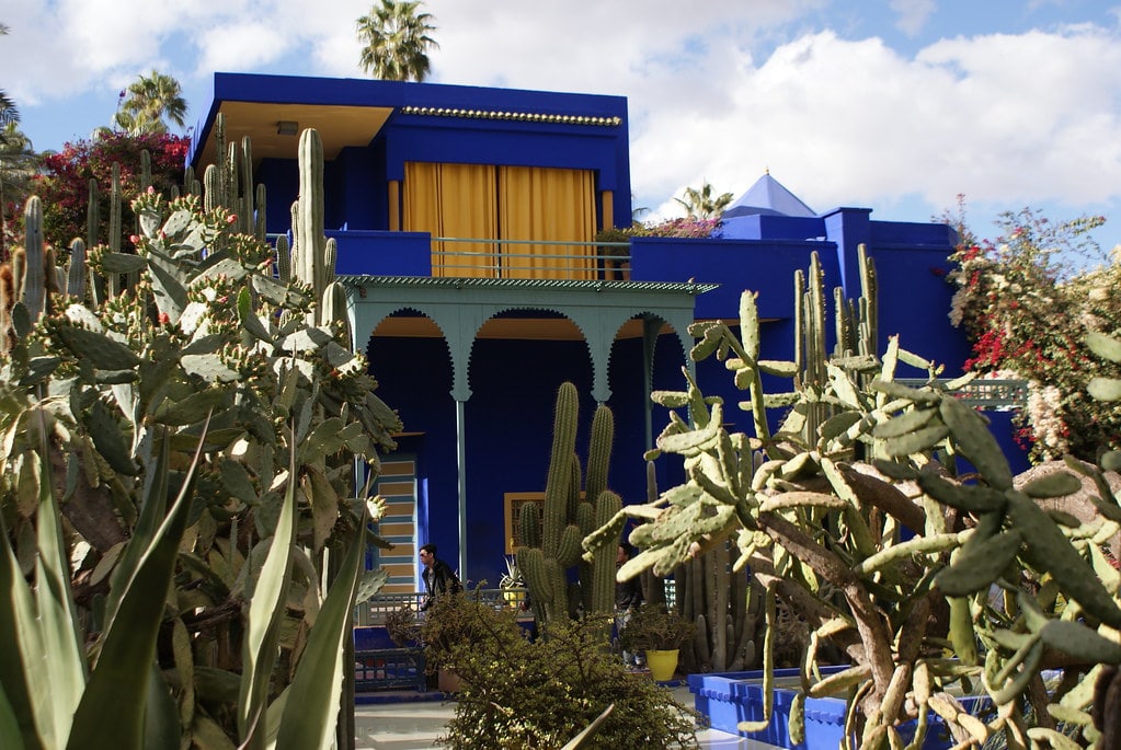 Maison et jardin Majorelle à Marrakech au milieu des cactus. Le bleu Majorelle restera longtemps dans un coin de votre tête.