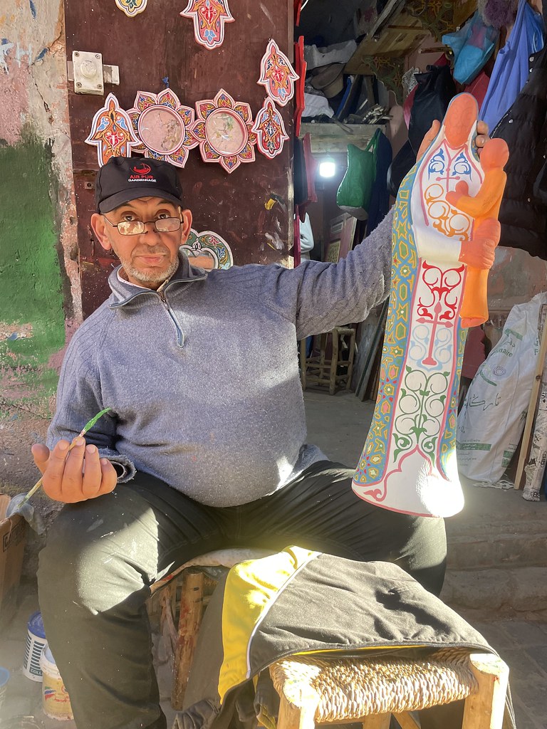 Artiste peintre dans le souk Jeld avec une statue de la vierge Marie destiné à une église en France.