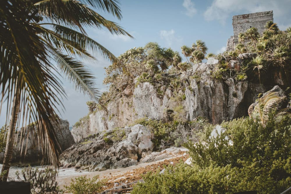 Ruines maya surplombant la plage de Tulum - - Photo de Brianna R / Unsplash