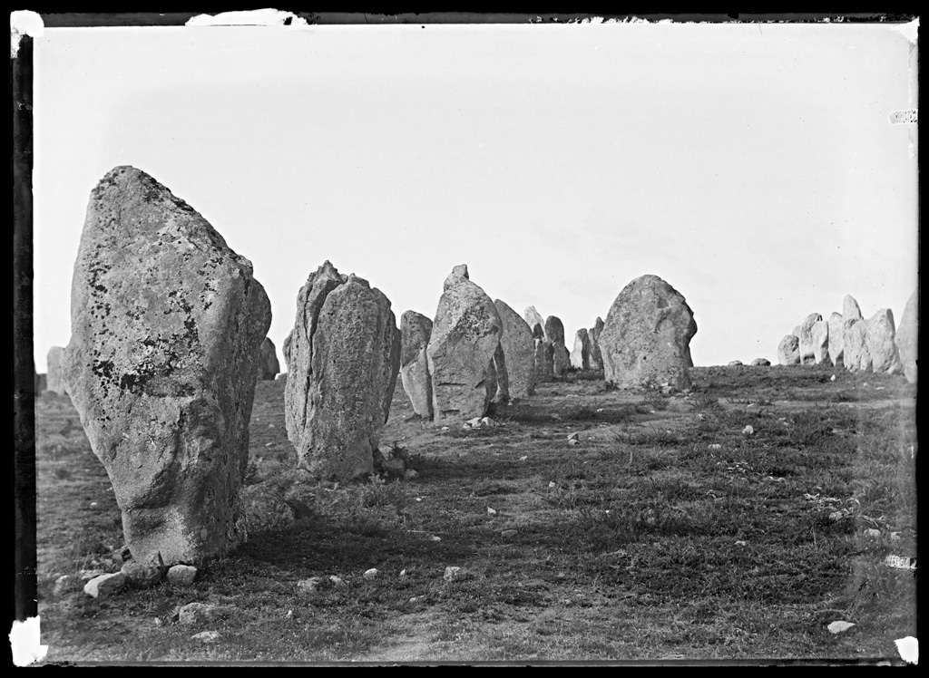 Alignement de Carnac dans le Morbihan. Photo de Philippe Tassier - Licence domaine public.