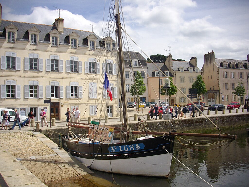 Voilier à quai dans le port de Vannes. Photo de Fab5669 - Licence ccbysa 4.0