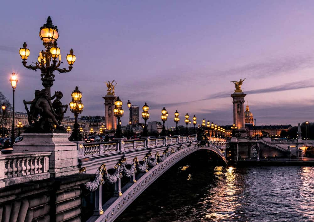 Paris romantique : Pont Alexandre III au dessus de la Seine à Paris à découvrir en croisière - Photo de Leonard Cotte