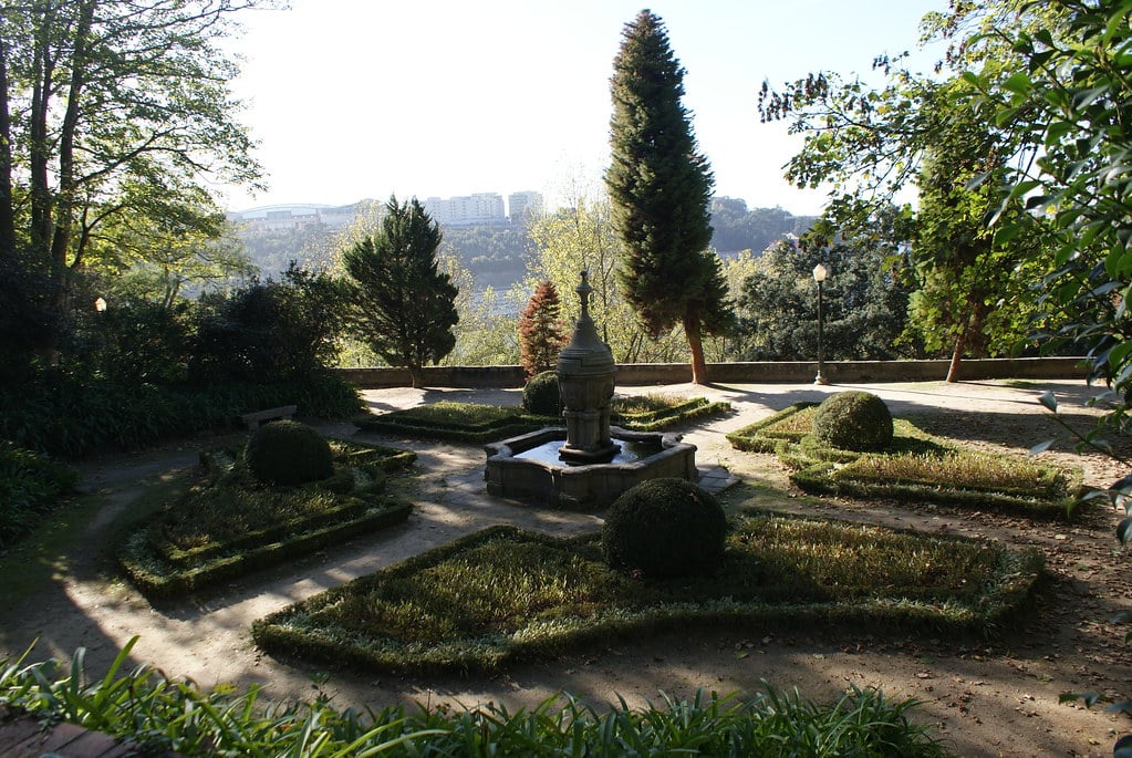 > Bout de jardin à la française devant le musée du romantisme à Porto.