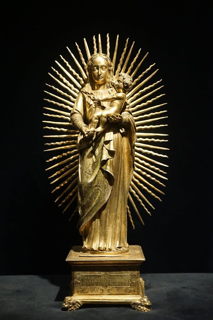 Statue de la vierge dans le trésor de la cathédrale.