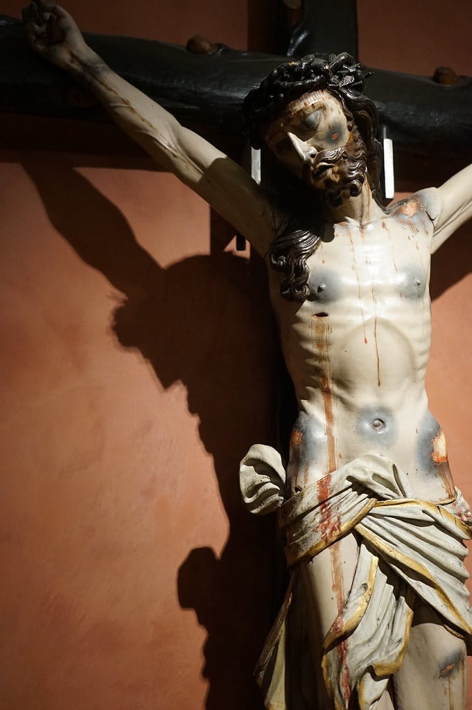 Jésus sur sa croix dans le musée d'art sacré.