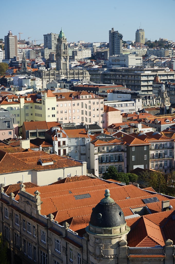 Vue depuis la tour vers le quartier moderne de Bolhao.