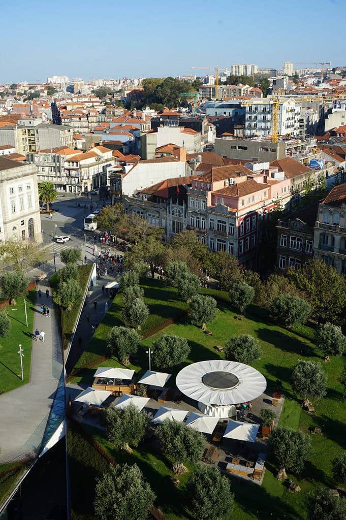 Vue depuis la tour vers la librairie Lello.