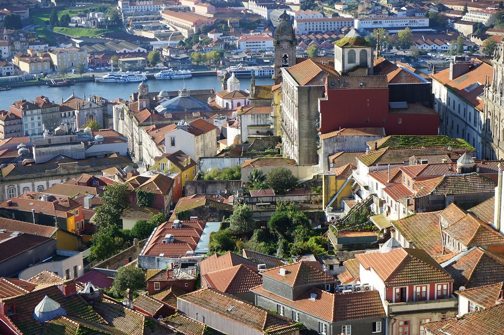 Vue sur les toits de la vieille ville depuis la Tour des clercs.