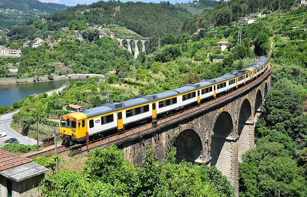 En train sur la ligne Douro aux environs de Pala en plein pays du vin vert. Photo de Pablo Nieto. Licence ccbysa 2.0