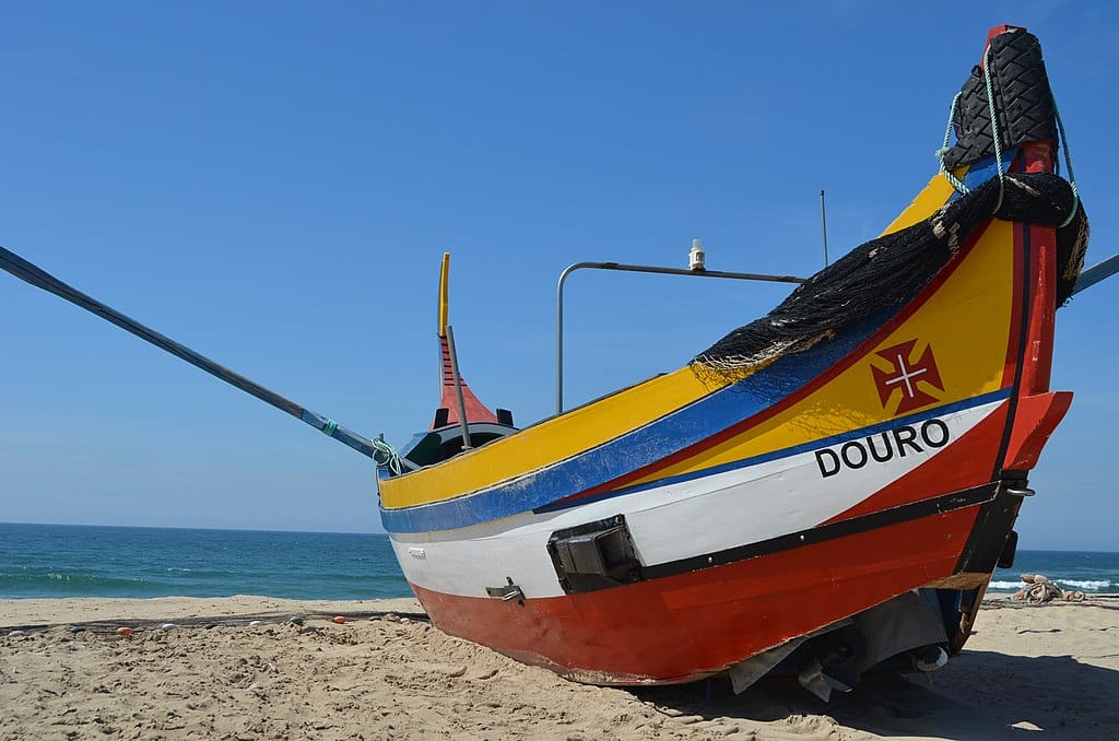 > Bateau de pêcheur sur la plage d’Espinho– Photo de Pedro