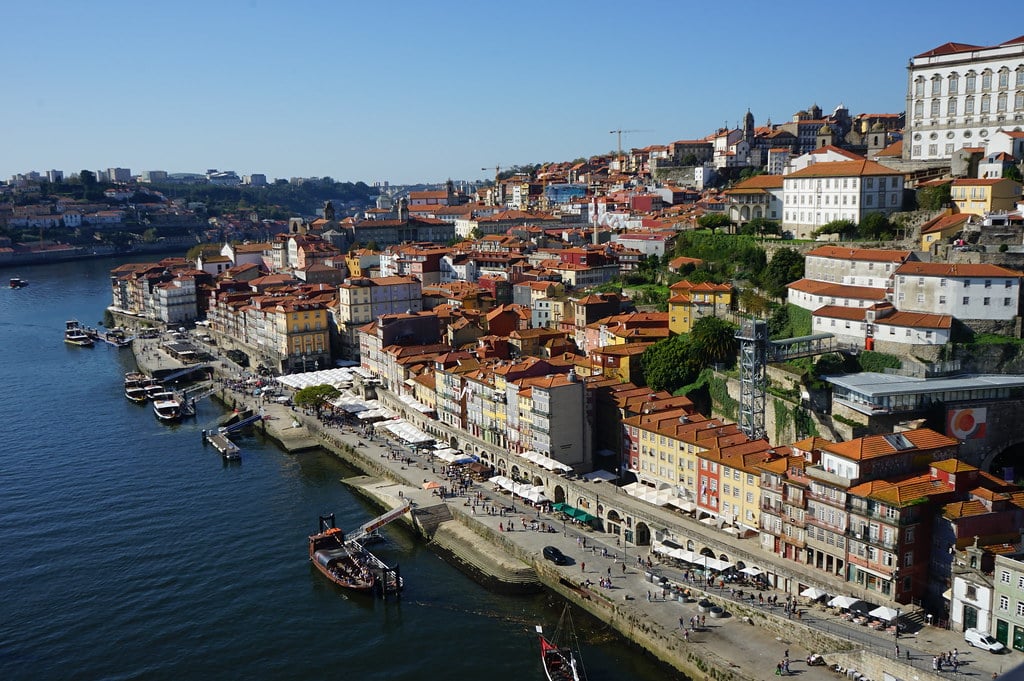 Point de vue depuis le pont Luis I sur le centre historique de Porto et le quartier de Ribeira.