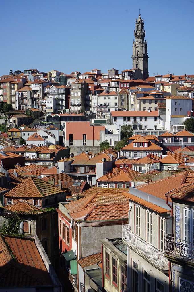 Tour des clercs de Porto au dessus de la ville.