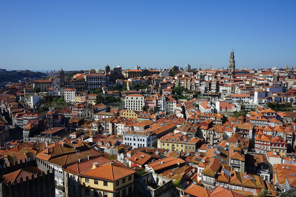 Tour des clercs de Porto au dessus de la ville.