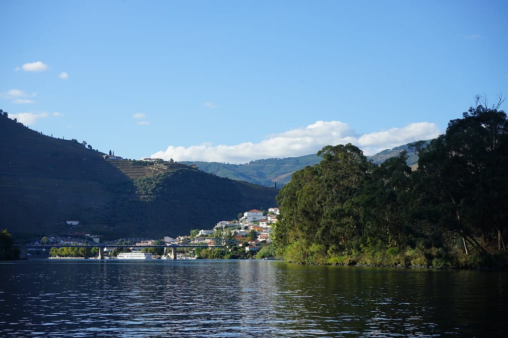 Pinhão dans la vallée du Douro depuis une croisière sur le fleuve.